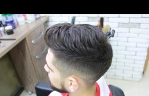 बिना फेस मास्क व हैंड ग्लव्स के कटिंग कर कोरोना को दे रहे न्यौता