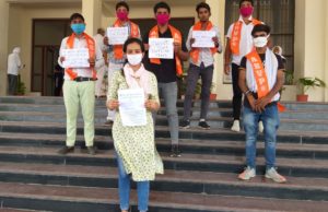 परीक्षा संबंधी समस्या को लेकर एबीवीपी ने उपायुक्त को सौंपा ज्ञापन