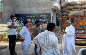 गेंहू की चोरी करने वाले माफिया की कड़ी को आढतियों ने रंगे हाथों पकड़ा