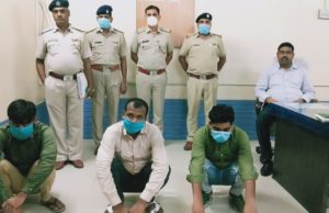 पुलिस कर्मचारियों को रूपये देकर ब्लेकमेल करने वाले तीन जालसाज धरे गये – दो लाख की रिकवरी की