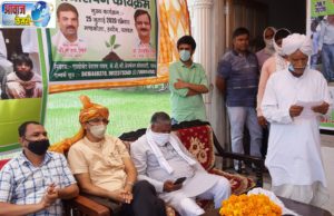 मिंडकोला गाँव में फलदार पौधों का मुफ्त वितरण कार्यक्रम ।