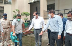 जिला एवं सत्र न्यायाधीश दीपक गुप्ता ने अदालत परिसर में किया पौधारोपण ।