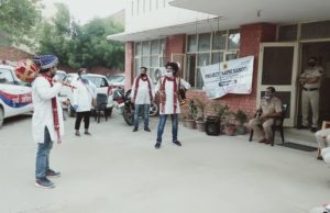 देखें :पुलिस यहाँ कोरोना के लिए क्या करवा रही है