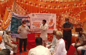 लड़की के नामकरण समारोह में मास्क वितरीत कर जागरूक किया