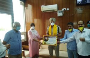 कोविड- 19 में ड्यटी पर तैनात पुलिसकर्मियों को शिव युवा शक्ति संघ ने किया सम्मानित