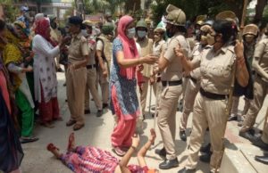 पूर्व कांग्रेस नेता की अवैध इमारत पर चला बुलडोजर