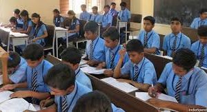 फीस नहीं भरने पर स्कूल से काटा जाएगा बच्चे का नाम