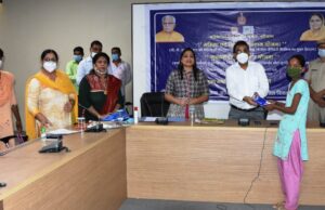 महिला एवं किशोरी सम्मान योजना व मुख्यमंत्री दूध उपहार योजना का शुभारम्भ