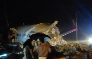 केरल में एअर इंडिया का विमान बोइंग – 737 हुआ क्रैश