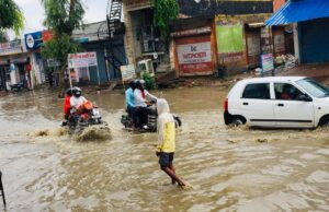 बरसात ने खोली नगर परिषद की पोल,पानी में डूबी सड़कें