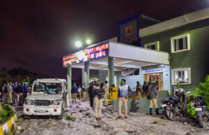 बेंगलुरु में सोशल मीडिया पोस्ट को लेकर भड़की हिंसा, 3 की मौत; CRPF और CISF हुई तैनात