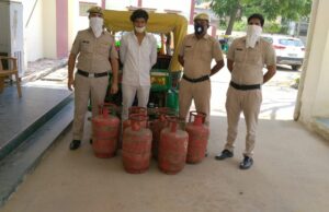 पुलिस ने शातिर चोर से चोरी के छह सिलेंडर बरामद किये