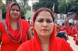 आशा वर्करों ने शरीरिक दूरी का ख्याल किये बिना विधायक निवास का किया घेराव