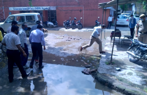 देखें कहां पर डीसी को कीचड़ और गंदगी से बचने के लिए लगानी पड़ी छलांगें