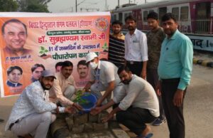 पौधारोपण और फल वितरण करते हुए डॉ सुब्रमण्यम स्वामी का जन्मदिन मनाया गया