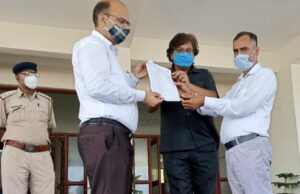 मंत्री के खिलाफ दर्ज मुकदमे को खारिज करने की मांग को लेकर कहां सौंपा ज्ञापन