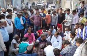 पलवल में पुलिस का खौफ खत्म, दुकानदार से मारपीट करने पर दुकानदारों ने दिया धरना आवाज केसरी