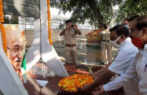 सत्ता के मद में नेता जी पूर्व प्रधानमंत्री को भूले, पढिये पूरी खबर
