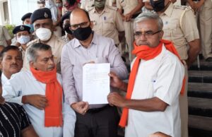 निकिता तोमर हत्या से गुस्साए हिन्दू राष्ट्र सेना के लोगों ने किया रोष प्रदर्शन