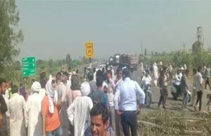 हाथरस घटना के विरोध में लोगों ने रोका नेशनल हाईवे, पढिये पूरी खबर आवाज केसरी