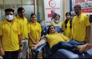 रक्तदान शिविर में बढ़ चढ़कर हिस्सा लिया