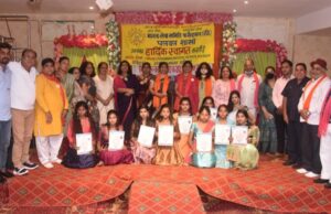 फैशन शो में महिलाओं को किया सम्मानित