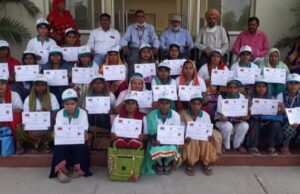 स्वयं सहायता समूह की महिलाओं को प्रमाणपत्र वितरित किये