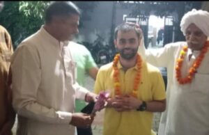 मोहित रावत और प्रिंस तेवतिया को बधाई दीं