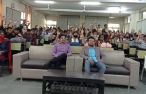 विद्यार्थियों को तकनीकी ज्ञान के बारे में बताया