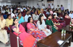 ओरिएंटेशन कार्यक्रम में नये छात्र-छात्राओं का मार्गदर्शन किया