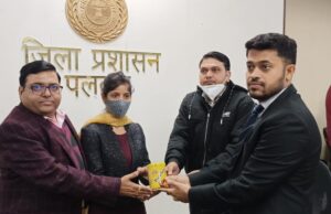 टी.बी. के मरीजों को मंथली खुराक के लिए प्रोटीन पाउडर के पैकेट बांटे