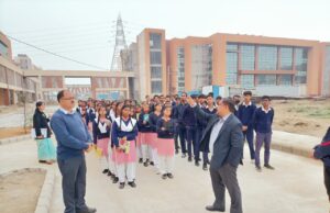 विद्यार्थियों की जागरूकता का मिशन अपने हाथ में लेगा श्री विश्वकर्मा कौशल विश्वविद्यालय-नेहरू विद्यार्थियों को श्री विश्वकर्मा कौशल विश्वविद्यालय के बारे में जानकारी देते उप कुलसचिव डॉ. ललित कुमार शर्मा