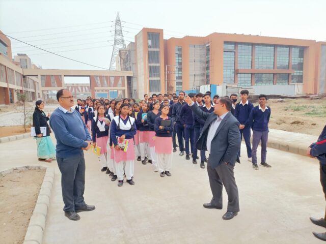 0b3e4343-cbab-4f5c-b686-379b1e3b0377 विद्यार्थियों को श्री विश्वकर्मा कौशल विश्वविद्यालय के बारे में जानकारी देते उप कुलसचिव डॉ. ललित कुमार शर्मा