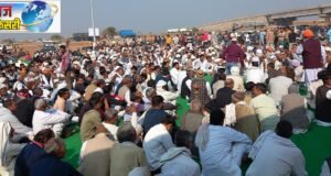 तीन एक्सप्रेसवे को जोड़ने वाले गोल चक्कर पर लोगो का अनिश्चितकालीन धरना शुरू