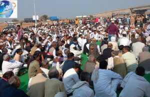 तीन एक्सप्रेसवे को जोड़ने वाले गोल चक्कर पर लोगो का अनिश्चितकालीन धरना शुरू