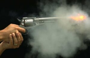 बस अड्डे पर दिनदहाड़े गोली मारी, एक घायल पांच पर केस दर्ज