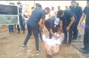 गौरवशाली भारत रैली में भाजपा कार्यकर्ता की पिटाई,पैर पकड़ कर कीचड़ में घसीटा