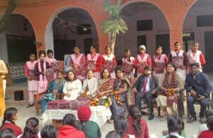 जरूरत मंद छात्राओं को सरकारी स्कूल में जाकर गर्म जर्सियाँ वितरित की