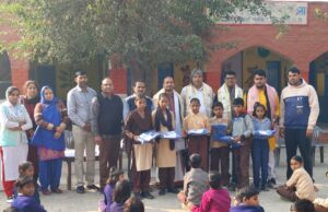 ट्रस्टी वासुदेव व्यास ने जरूरतमंद बच्चों को सर्दियों में जर्सी दी