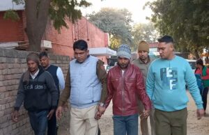 पार्क में सो रहे मजदूर की जेब से स्मार्ट फोन निकाल भागा युवक लोगों के हत्थे लगा:पुलिस हवाले