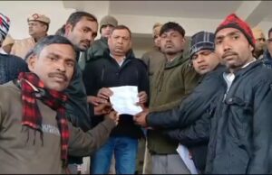 ग्रामीण सफाई कर्मचारियों का जिला मुख्यालय पर प्रदर्शन: मांगे नहीं मानने पर होगा बड़ा आंदोलन