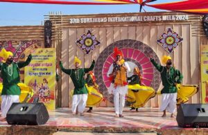 देशी-विदेशी कलाकारों ने शानदार प्रस्तुतियों से पर्यटकों को किए रखा मंत्र मुग्ध