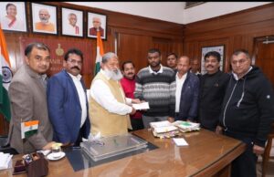 गृह मंत्री अनिल विज ने ज्ञानेंद्र भरतरिया के परिवार को एम डब्ल्यु बी द्वारा करवाए 10 लाख रुपए के टर्म इंश्योरेंस की राशि दी