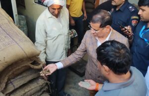 एक्शन में दिखे खाद्य आपूर्ति मंत्री राजेश नागर, एफआईआर के निर्देश पलवल के कुशक बड़ौली गांव में राशन डिपुओं पर मारा छापा