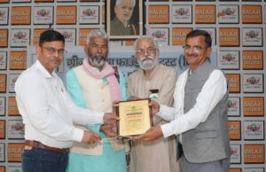 डॉ शिवसिंह रावत को मिला पर्यावरणयोद्धा अवार्ड।